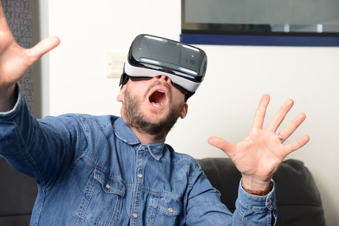How Virtual Reality Headsets Work? [Tech Explained]